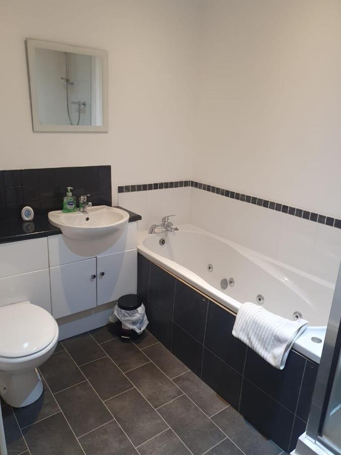 Spacious 2 Bed Appartment Next To Bae With Spa Bath Барроу-ин-Фернесс Экстерьер фото